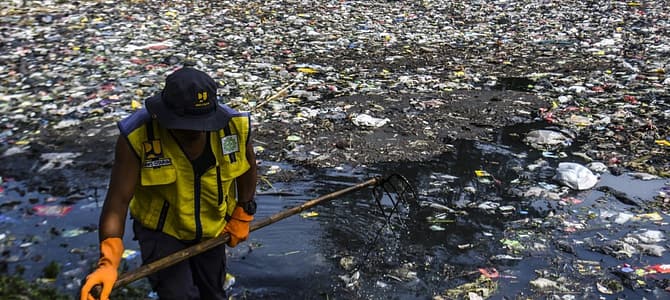 Fiume Citarum e la fatica per ripulirlo dalla plastica