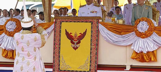 Fine di un limbo costituzionale, Vajiralongkorn diventerà Rama X