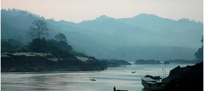 Una diga trasforma il grande fiume Mekong in un ruscello sabbioso