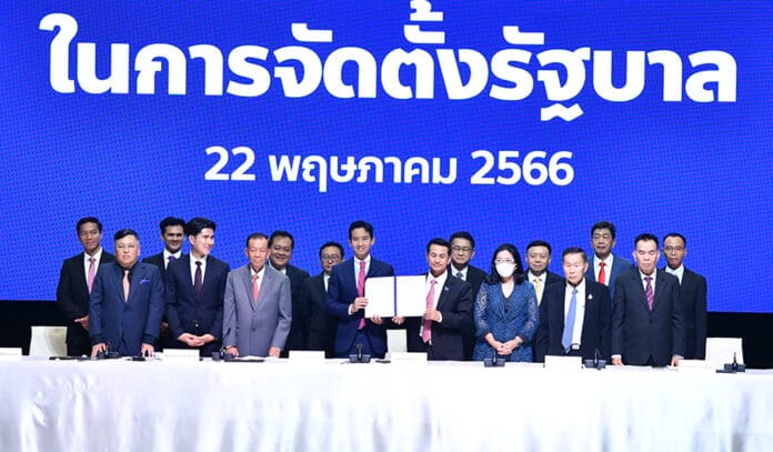 fine della camicia di forza della democrazia in Thailandia