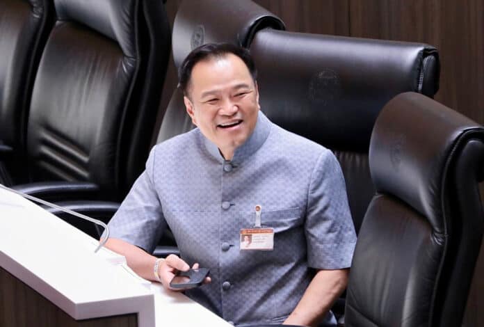 Una maggioranza anomala elegge Anutin a 32mo premier thai