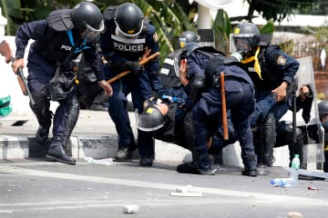 BANGKOK: Violenti scontri con 5 morti e 65 feriti. Il lento strangolamento di Yingluck