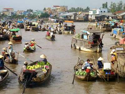 Mercati galleggianti nel Delta del Mekong estinzione e rinnovamento
