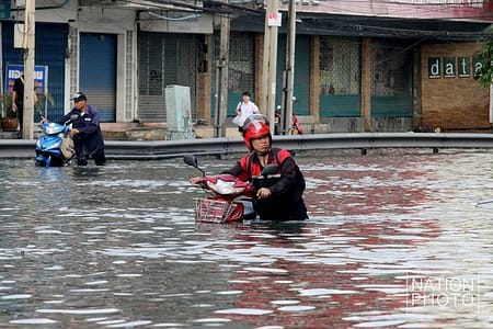 THAILANDIA: Bangkok divisa in due, dall’alluvione e dalla ricchezza
