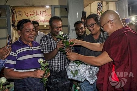 Visita del monaco buddista Seindita a Yangoon ai musulmani in preghiera