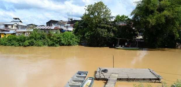 Il fiume Kolok sulla mortale frontiera porosa thai con la Malesia