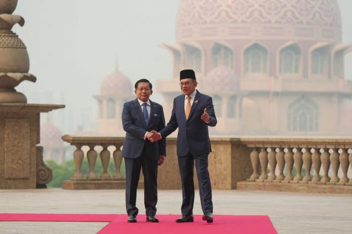 Tappeti rossi per Min Aung Laing in Malesia